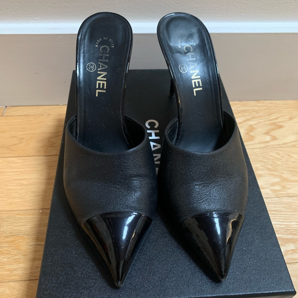 CHANEL BLACK LEATHER INTERLOCKING LOGO MULES - Picture 2 of 13
